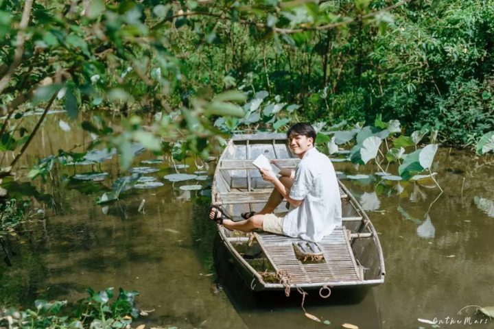 Đâu chỉ con gái chụp sen mới đẹp, chàng trai chơi lớn tung bộ ảnh như 'chàng thơ' ở Ninh Bình